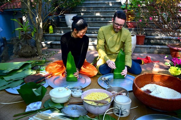 British Ambassador to Vietnam Iain Frew is making Chung cake. (Photo courtesy of the British Embassy in Vietnam) British Ambassador to Vietnam Iain Frew is making Chung cake. (Photo courtesy of the British Embassy in Vietnam)