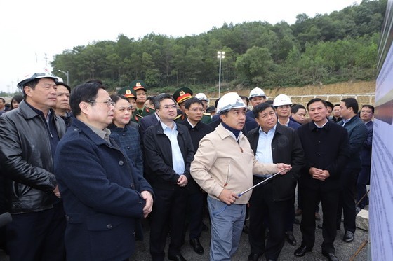Prime Minister Pham Minh Chinh listens to a report on the construction progress of Thung Thi Tunnel in Ha Linh Commune in Ha Trung District in Thanh Hoa Province. (Photo: SGGP)