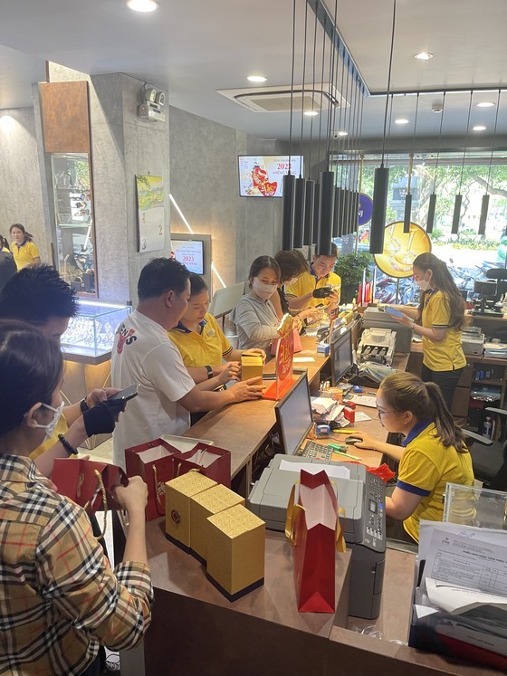 Customers buy gold on the God of Fortune Day at a PNJ gold store. (Photo: SGGP) Customers buy gold on the God of Fortune Day at a PNJ gold store. (Photo: SGGP)