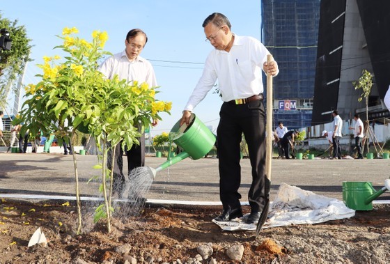 Thu Duc City's leaders plant trees at the tree-planting even in Thu Duc City on February 5. (Photo: SGGP) Thu Duc City's leaders plant trees at the tree-planting even in Thu Duc City on February 5. (Photo: SGGP)