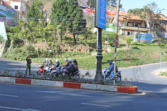 Police guide vehicles to travel on other routes. (Photo: SGGP)