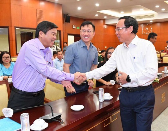Mr. Nguyen Van Nen shakes hand with Mr. Tang Huu Phong, Editor-in-Chief of Saigon Giai Phong Newspaper. (Photo: SGGP) Mr. Nguyen Van Nen shakes hand with Mr. Tang Huu Phong, Editor-in-Chief of Saigon Giai Phong Newspaper. (Photo: SGGP)
