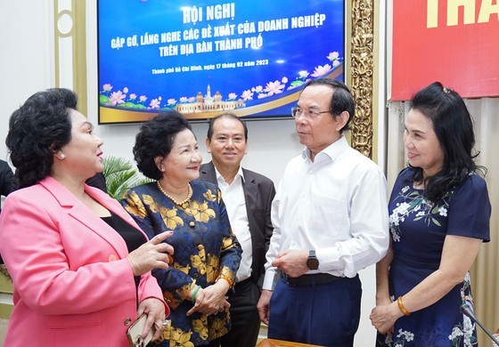 Mr. Nguyen Van Nen discusses with representatives of associations and enterprises. (Photo: SGGP)