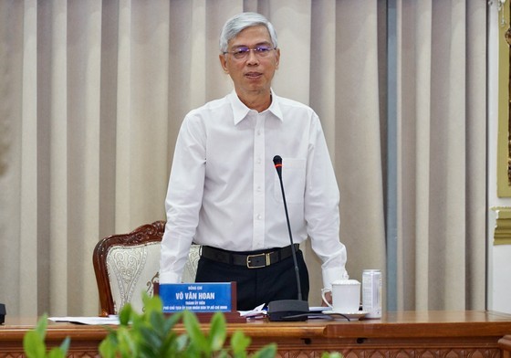 Mr. Vo Van Hoan, Vice Chairman of the HCMC People&apos;s Committee, speaks at the meeting. (Photo: SGGP)
