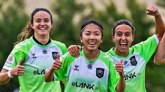 Huynh Nhu (middle) and her teammates at Lank FC.