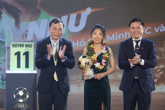 Huynh Nhu receives her 5th Golden Ball on Feb 25. (Photo: SGGP) Huynh Nhu receives her 5th Golden Ball on Feb 25. (Photo: SGGP)