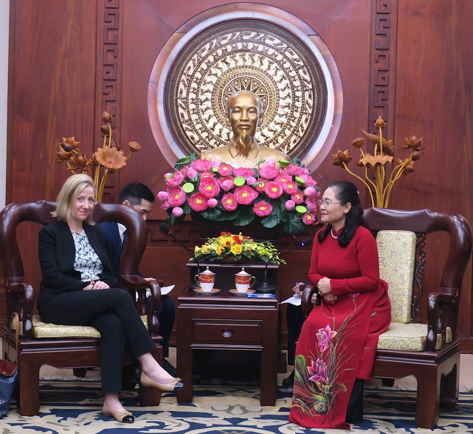 Chairwoman of the HCMC People’s Council Nguyen Thi Le receives Melissa Brown, Deputy Assistant Secretary for the Bureau of East Asian and Pacific Affairs at the US Department of State. (Photo: hcmcpv.org.vn)