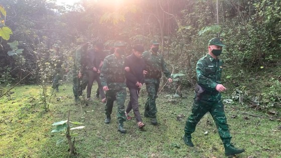Border guards arrest two subjects who attempted to cross the border illegally to Laos. (Photo: SGGP) Border guards arrest two subjects who attempted to cross the border illegally to Laos. (Photo: SGGP)