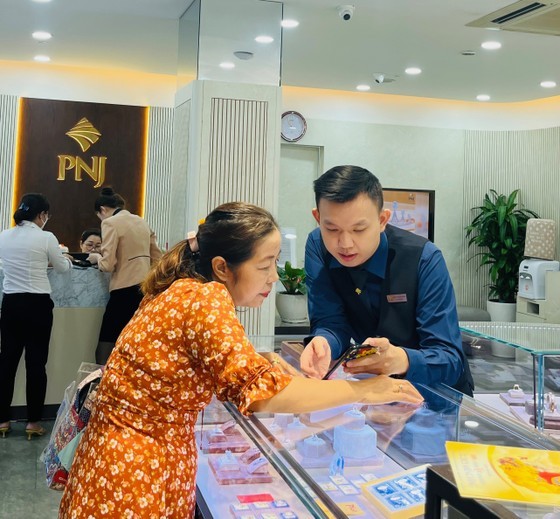 Customers buy gold at PNJ store. (Photo: SGGP) Customers buy gold at PNJ store. (Photo: SGGP)