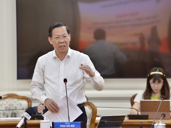 Mr. Phan Van Mai, Chairman of the HCMC People's Committee, speaks at the conference. (Photo: SGGP)
