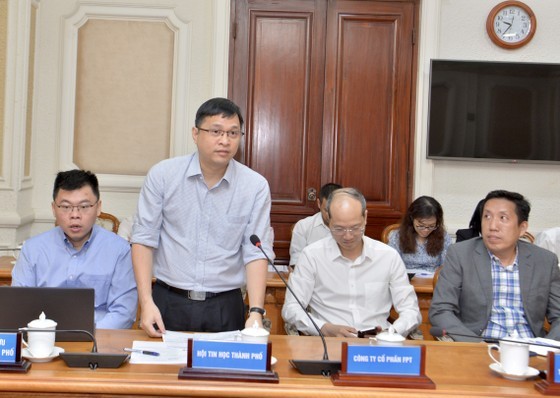 Mr. Lam Nguyen Hai Long, Chairman of HCMC Computer Association (HCA), speaks at the meeting. (Photo: SGGP)
