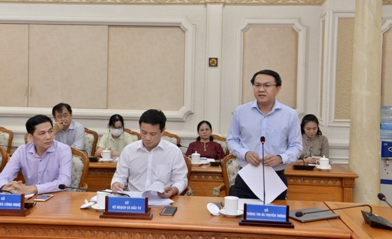 Lam Dinh Thang, Director of the HCMC Department of Information and Communications, speaks at the conference. (Photo: SGGP)