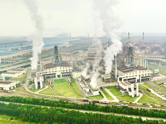 Smoke from plants in Vung Ang Economic Zone in Ha Tinh Province. (Photo: SGGP) Smoke from plants in Vung Ang Economic Zone in Ha Tinh Province. (Photo: SGGP)