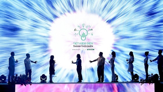 The ceremony of turning off lights for one hour in response to Earth Hour campaign in HCMC. (Photo: SGGP)