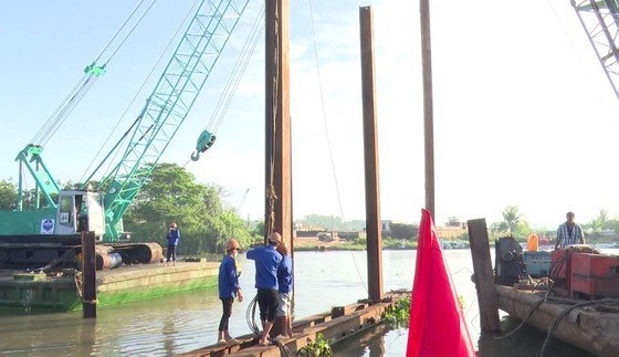 Building a dam to prevent saltwater intrusion and store fresh water on Nguyen Tan Thanh Canal, Chau Thanh District, Tien Giang Province. (Photo: SGGP) Building a dam to prevent saltwater intrusion and store fresh water on Nguyen Tan Thanh Canal, Chau Thanh District, Tien Giang Province. (Photo: SGGP)