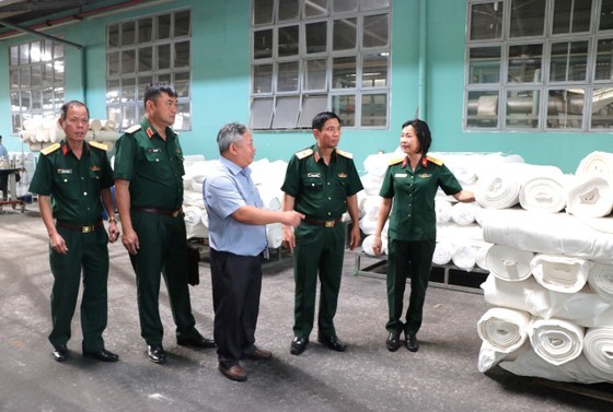 Brigadier General Dang Van Hung and relevant parties inspect the actual situation of the land handover. (Photo: SGGP)