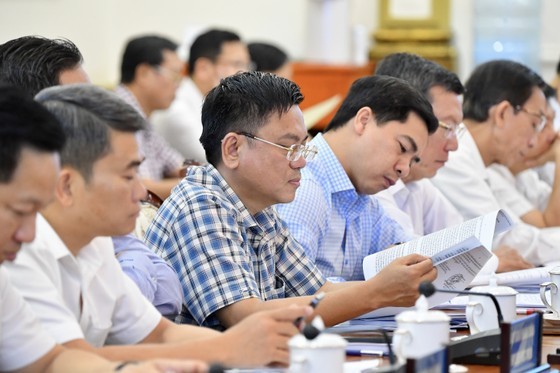 Delegates participate in the meeting and contribute opinions to promote economic development for HCMC. (Photo: SGGP) Delegates participate in the meeting and contribute opinions to promote economic development for HCMC. (Photo: SGGP)
