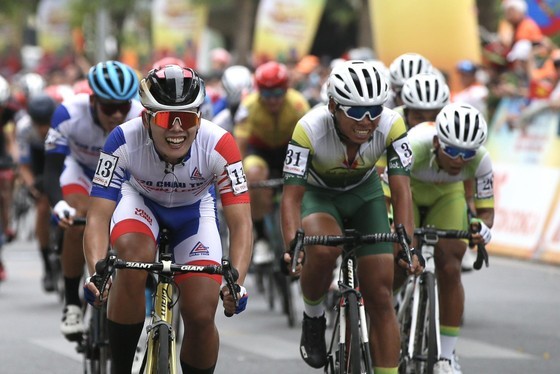An Giang racers are controlling the speed. (Photo: SGGP) An Giang racers are controlling the speed. (Photo: SGGP)