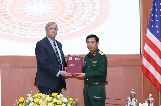 Senator Merkley presents the Vietnamese Defense Ministry with a set of documents containing information on Vietnamese soldiers going missing during the war in Vietnam. (Photo: SGGP) Senator Merkley presents the Vietnamese Defense Ministry with a set of documents containing information on Vietnamese soldiers going missing during the war in Vietnam. (Photo: SGGP)