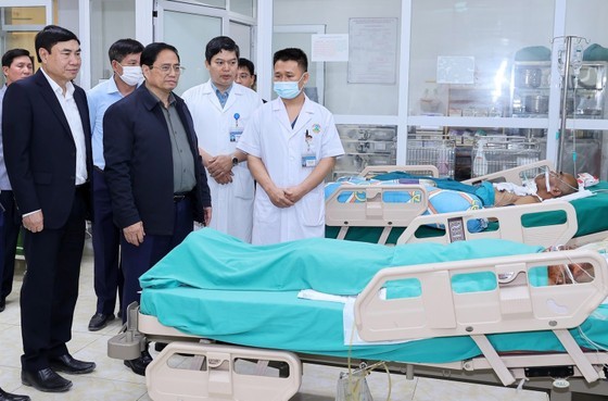 PM Pham Minh Chinh inspects the supply of medicine and medical supplies at the Dien Bien general hospital on April 8. (Photo: SGGP)
