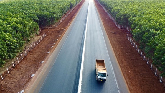 The Dau Giay - Phan Thiet Expressway runs through lush green rubber forests. The Dau Giay - Phan Thiet Expressway runs through lush green rubber forests.