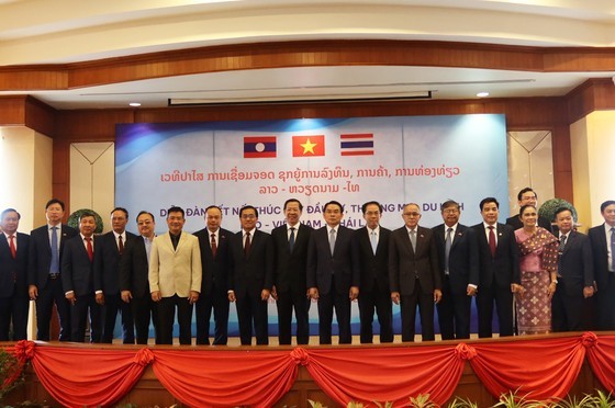 Leaders from various authorities, businesses, and associations participated in the forum. (Photo: SGGP)