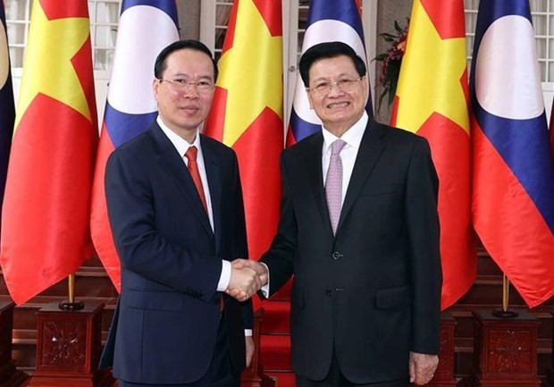 President Vo Van Thuong (L) and Party General Secretary and President of Laos Thongloun Sisoulith at a welcome ceremony for the former on April 10. (Photo: VNA)