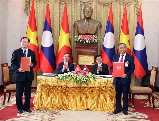 The leaders witness the signing and exchange of a memorandum of understanding on cooperation in technology and innovation between the Vietnamese Ministry of Science and Technology and the Lao Ministry of Technology and Communications. (Photo: VNA)