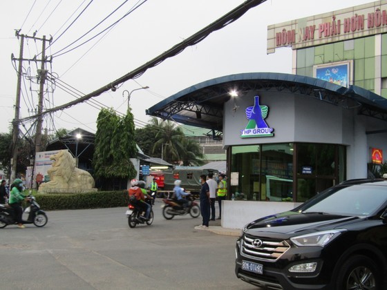Workers are still entering and leaving the headquarters of Tan Hiep Phat Group on the afternoon of April 10. (Photo: SGGP) Workers are still entering and leaving the headquarters of Tan Hiep Phat Group on the afternoon of April 10. (Photo: SGGP)