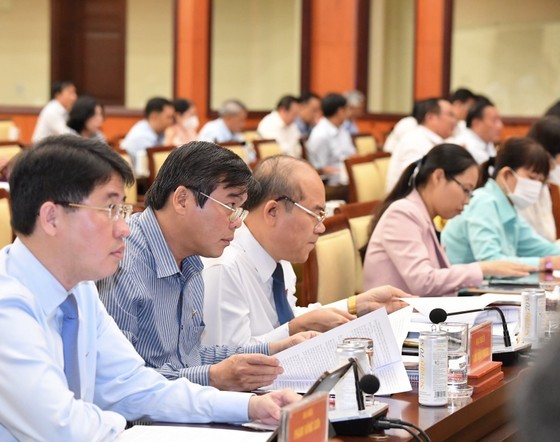 Mr. Tang Huu Phong (second from the left), Editor-in-Chief of SGGP Newspaper, attends the meeting of the HCMC People&apos;s Council on April 18. (Photo: SGGP)