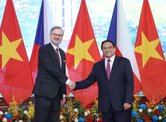 Prime Minister Pham Minh Chinh (right) and his Czech counterpart pose for a photo (Photo: SGGP)