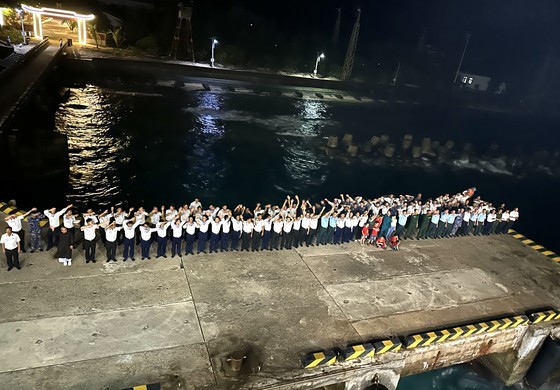 Officers, soldiers, and people on Truong Sa Islands say goodbye to Working Delegation No. 5 from HCMC. Officers, soldiers, and people on Truong Sa Islands say goodbye to Working Delegation No. 5 from HCMC.