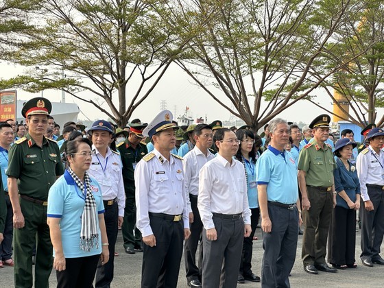 Deputy Secretary of the HCMC Party Committee Nguyen Van Hieu (white shirt – front row) offers incense at the Monument of Martyrs of No-Number Fleet with the Working Delegation No. 5 of HCMC. Deputy Secretary of the HCMC Party Committee Nguyen Van Hieu (white shirt – front row) offers incense at the Monument of Martyrs of No-Number Fleet with the Working Delegation No. 5 of HCMC.