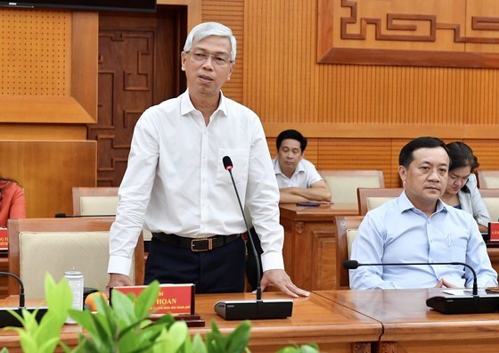 Vice Chairman of the People's Committee of HCMC Vo Van Hoan speaks at the meeting. Vice Chairman of the People's Committee of HCMC Vo Van Hoan speaks at the meeting.