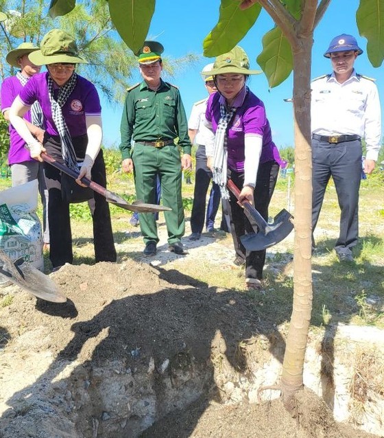 Delegates plant sea almond trees on the island. Delegates plant sea almond trees on the island.
