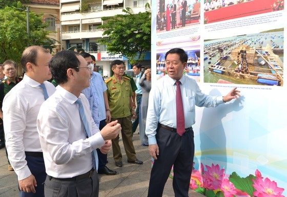 Delegates visit the photo exhibition. (Photo: SGGP)