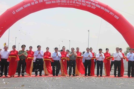 PM Pham Minh Chinh and officials cut the ribbon to inaugurate the Phan Thiet - Dau Giay and Mai Son - National Highway 45 sections at the ceremony in Binh Thuan Province on April 29. (Photo: SGGP) PM Pham Minh Chinh and officials cut the ribbon to inaugurate the Phan Thiet - Dau Giay and Mai Son - National Highway 45 sections at the ceremony in Binh Thuan Province on April 29. (Photo: SGGP)