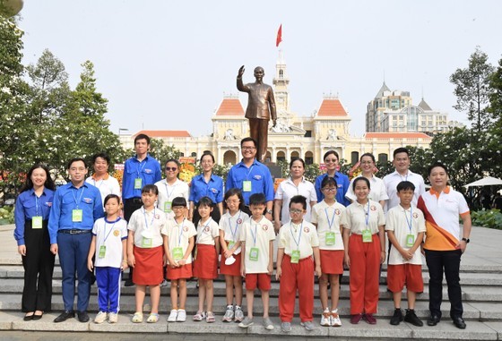 Tourists visit President Ho Chi Minh Monument Park on the morning of April 29. Tourists visit President Ho Chi Minh Monument Park on the morning of April 29.