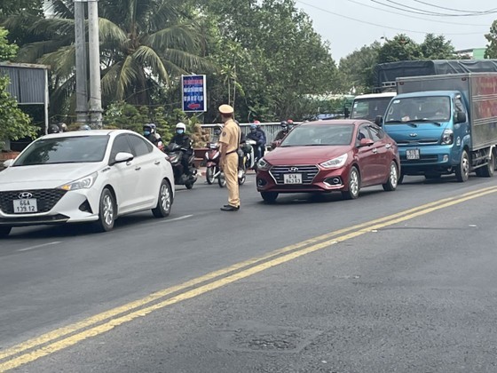 The traffic police in Ben Tre and Tien Giang provinces work diligently to ease traffic jams. The traffic police in Ben Tre and Tien Giang provinces work diligently to ease traffic jams.