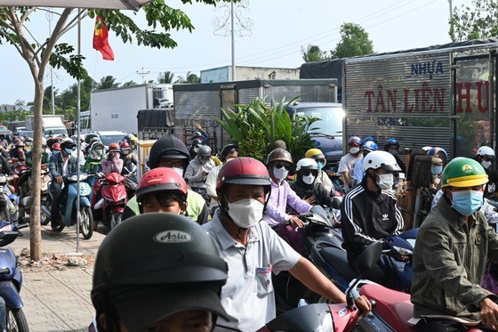 There was a significant surge in traffic density on the morning of April 29 as vehicles flowed through the Rach Mieu Bridge from Tien Giang to Ben Tre. There was a significant surge in traffic density on the morning of April 29 as vehicles flowed through the Rach Mieu Bridge from Tien Giang to Ben Tre.