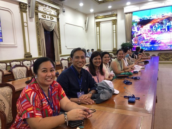 Vietluxtour Travel welcomes a group of Filipino tourists to the headquarters of the People&apos;s Council and the People&apos;s Committee of HCMC.