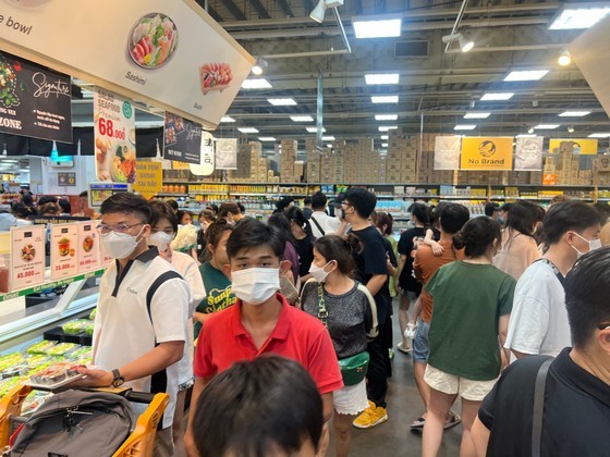 E-mart in Go Vap District receives many customers during the holiday.