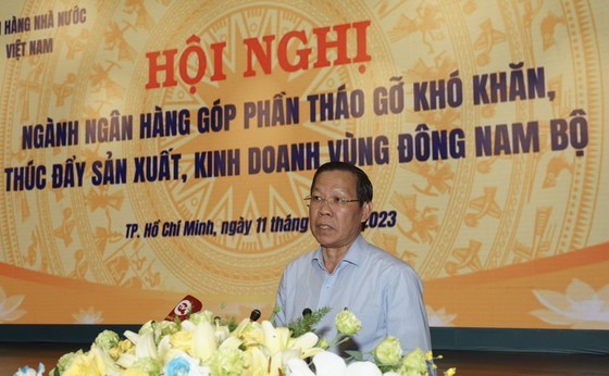 Mr. Phan Van Mai, Chairman of the People&apos;s Committee of HCMC, speaks at the meeting.