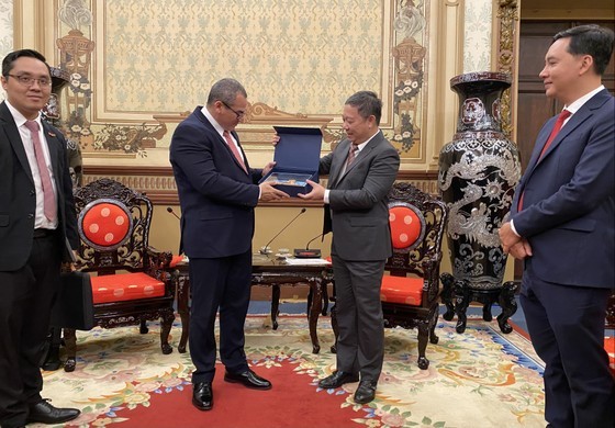 Mr. Duong Anh Duc, Vice Chairman of the People's Committee of HCMC, gives a present to Deputy Minister Maury Hechavarria Bermudez. Mr. Duong Anh Duc, Vice Chairman of the People's Committee of HCMC, gives a present to Deputy Minister Maury Hechavarria Bermudez.