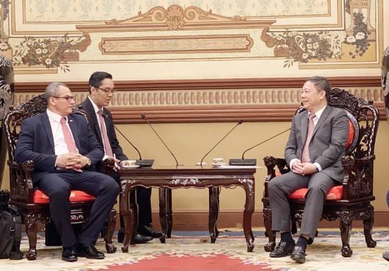 Mr. Duong Anh Duc (R), Vice Chairman of the People's Committee of HCMC, receives Deputy Minister Maury Hechavarria Bermudez. Mr. Duong Anh Duc (R), Vice Chairman of the People's Committee of HCMC, receives Deputy Minister Maury Hechavarria Bermudez.