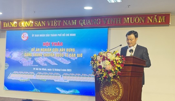 Mr. Bui Xuan Cuong, Vice Chairman of the HCMC People's Committee, speaks at the meeting. Mr. Bui Xuan Cuong, Vice Chairman of the HCMC People's Committee, speaks at the meeting.