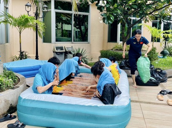 Intertwining training sessions on the field, Coach Mai Duc Chung gives his players recovery exercises. Intertwining training sessions on the field, Coach Mai Duc Chung gives his players recovery exercises.