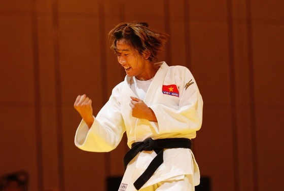 Judoka Hoang Thi Tinh successfully defends the gold medal at the 32nd SEA Games. Judoka Hoang Thi Tinh successfully defends the gold medal at the 32nd SEA Games.