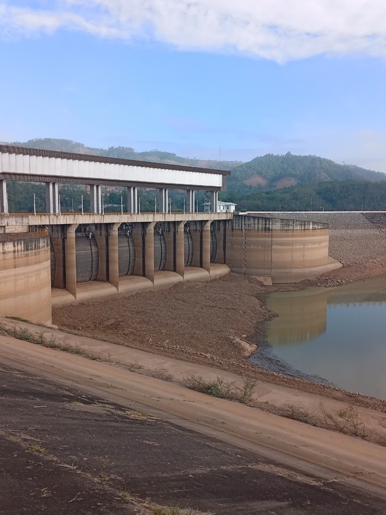 Ialy hydroelectricity plant is running dry due to heat and drought. Ialy hydroelectricity plant is running dry due to heat and drought.