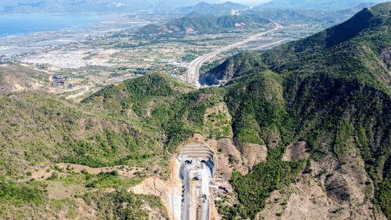 The Doc San tunnel section of the Nha Trang - Cam Lam Expressway project with investment capital of VND1.2 trillion has been completed.